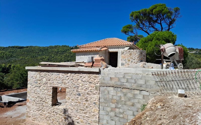 Unfinished cottage with pool close to Skopelos town