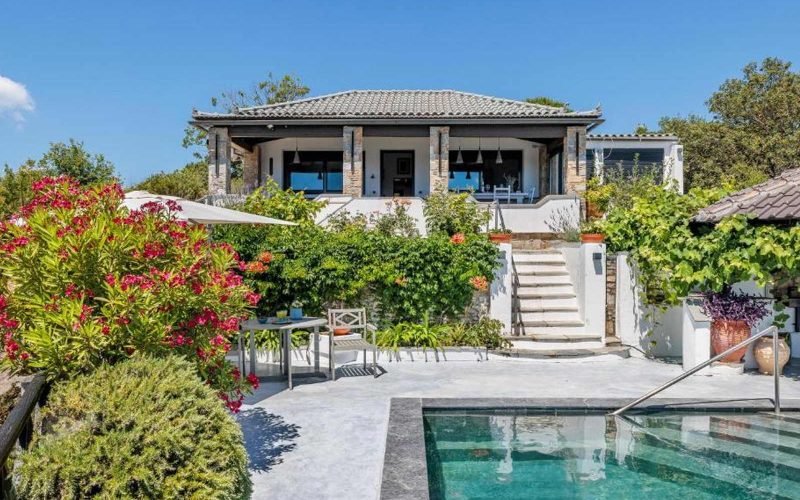 Luxurious Villa with Breathtaking views to the Sporades Islands