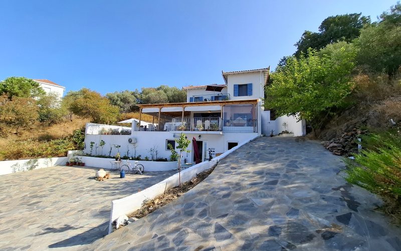 Magnificent Glossa pool villa with views