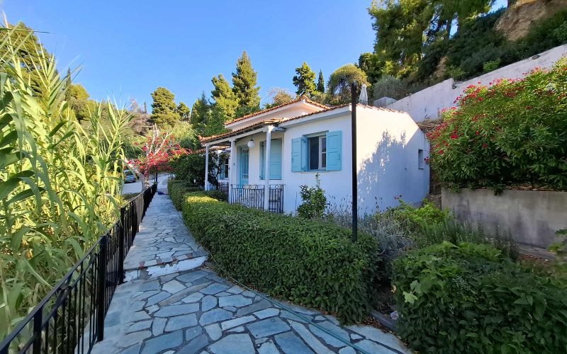 Unique complexe of cottages on Stafilos beach
