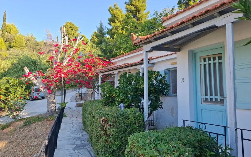 Unique complexe of cottages on Stafilos beach