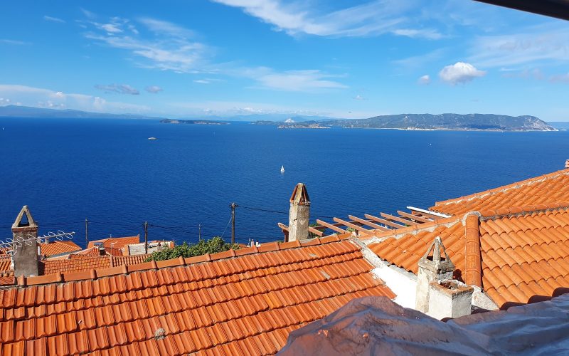 Cosy house with terrace and views in Old Klima Village