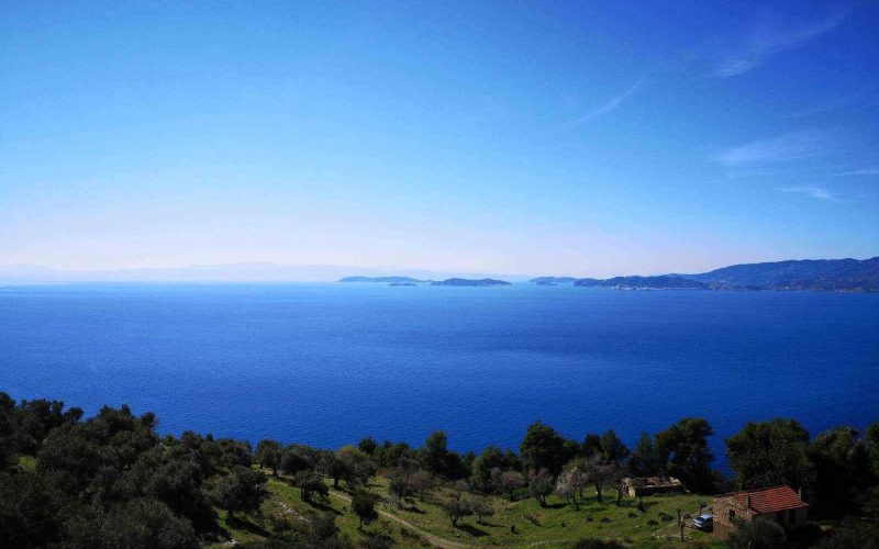 Two cottages for renovation in a spacious land with access to the Sea