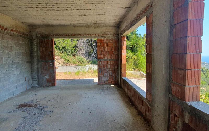 Property to finish in Pefkias area with views