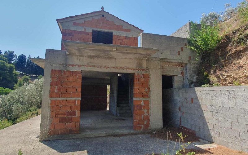 Property to finish in Pefkias area with views