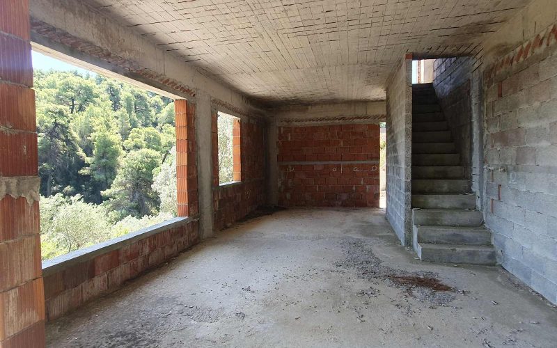 Property to finish in Pefkias area with views