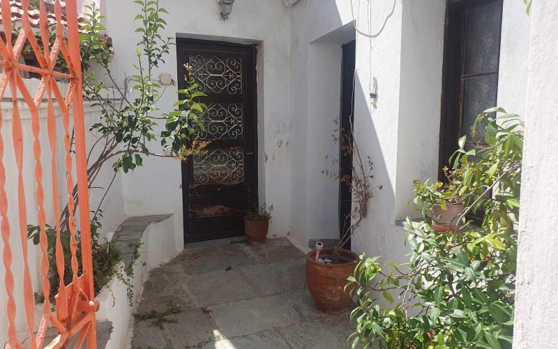 Skopelos Town house to renovate with terrace and yard