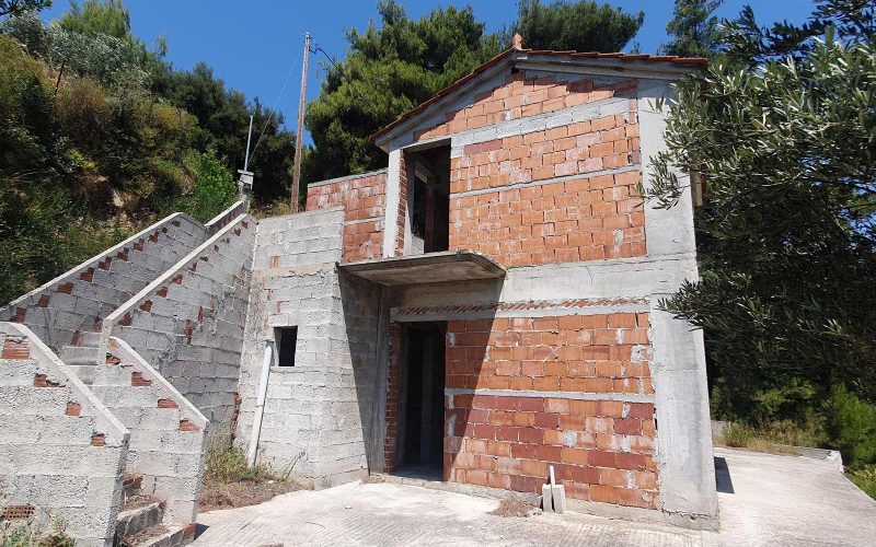 Property to finish in Pefkias area with views