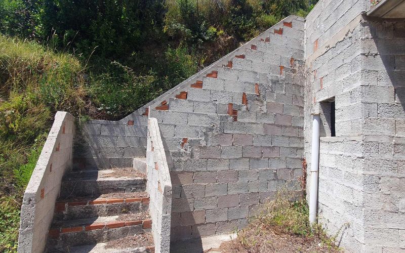 Property to finish in Pefkias area with views