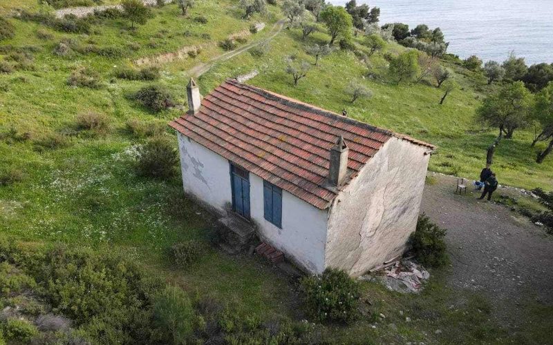 Two cottages for renovation in a spacious land with access to the Sea