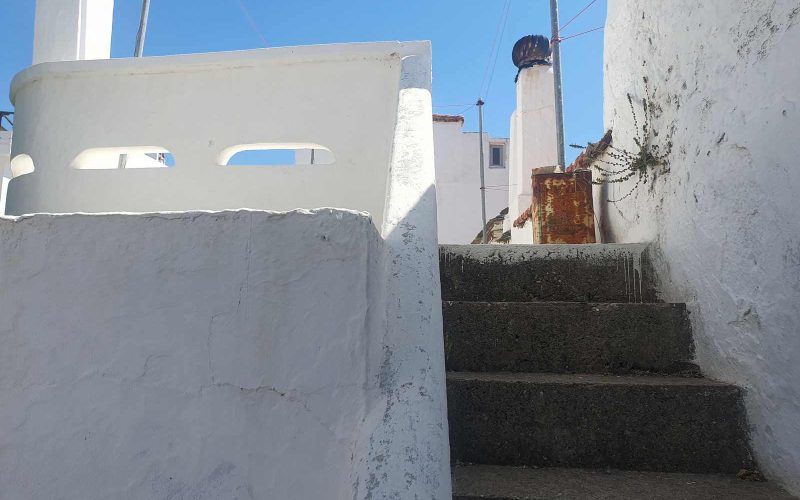 Skopelos Town house to renovate with terrace and yard