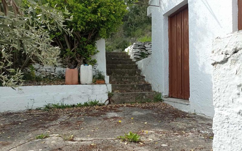 Traditional cottage with spacious land in Ananias area