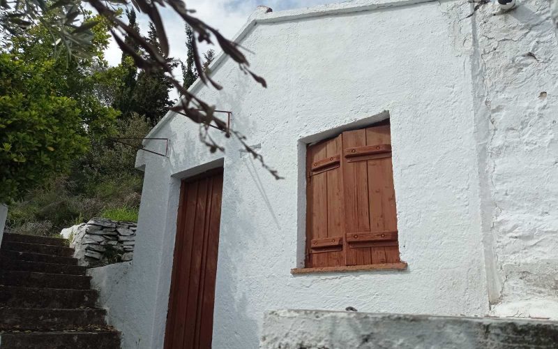 Traditional cottage with spacious land in Ananias area