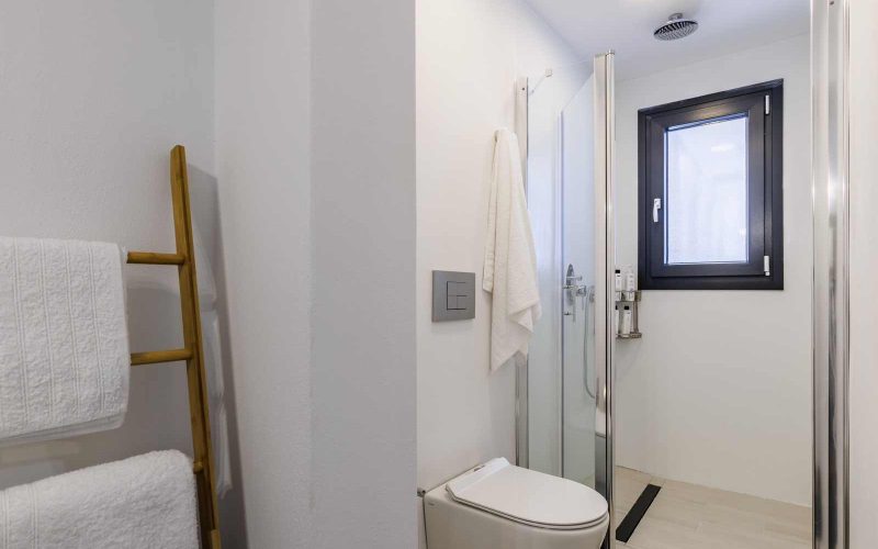 Luxurious Studio with spacious terrace and breathtaking views to Skopelos Town and port Bathroom
