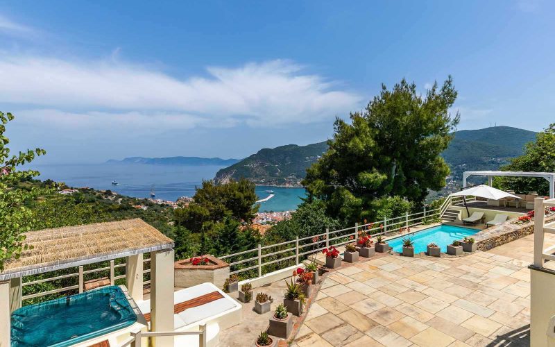 Luxurious Villa with pool just above Skopelos Town and port