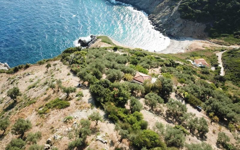 Plot with breataking views and acces to a beach