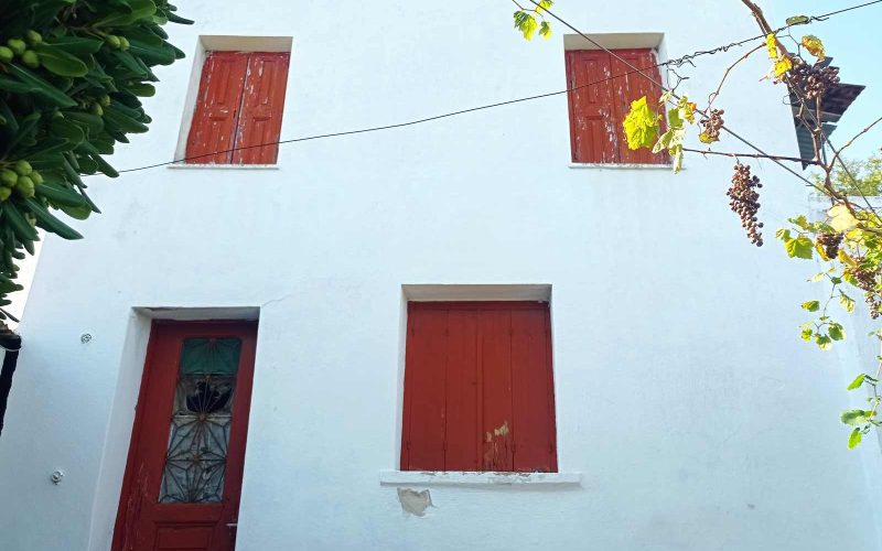 Spacious Traditional cottage in Kalogeros area to renovate