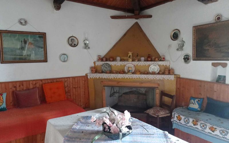Spacious Traditional cottage in Kalogeros area to renovate