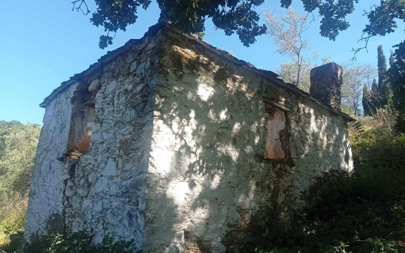 Stone made cottage to renovate in Ananias area