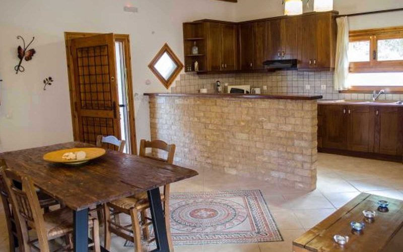 Big land with spacious cottage in the area of Potami Dining room