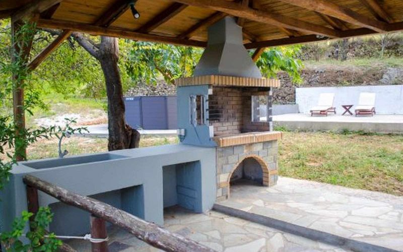 Big land with spacious cottage in the area of Potami BBQ