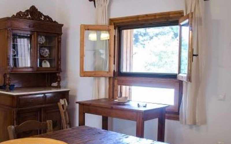 Big land with spacious cottage in the area of Potami Dining room