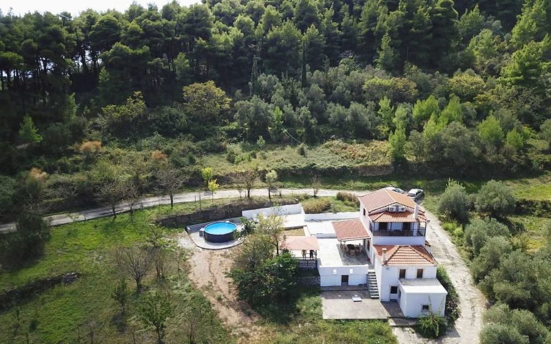 Big land with spacious cottage in the area of Potami