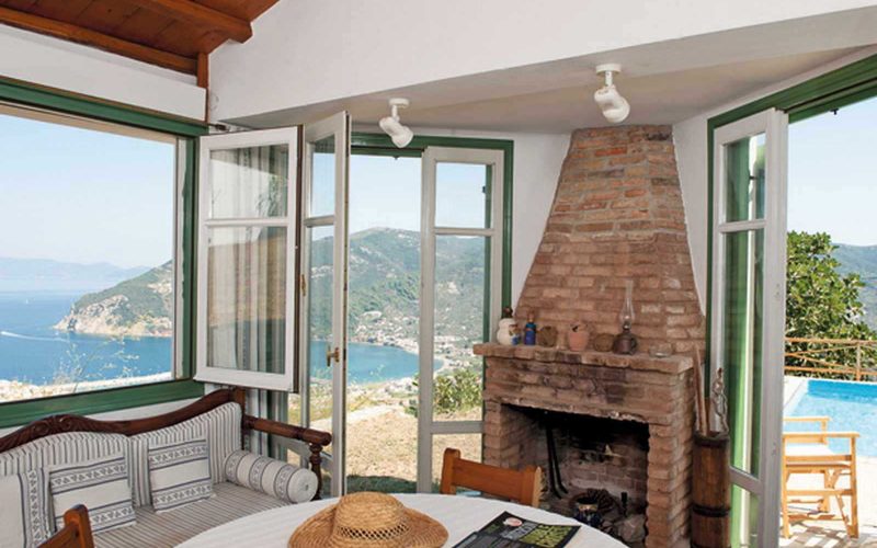 Cozy Villa with swimming pool and splendid views Living room