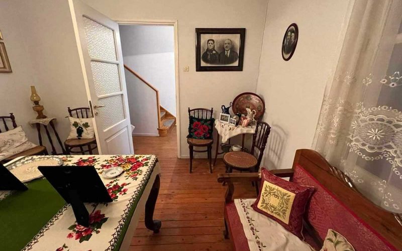 Traditional corner house close to Skopelos Town waterfront Living/dining room