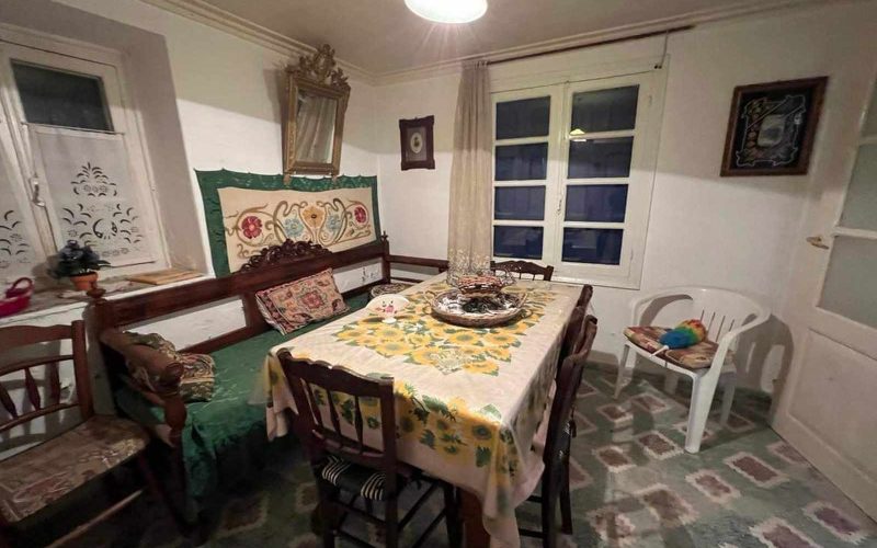 Traditional corner house close to Skopelos Town waterfront Living/dining room