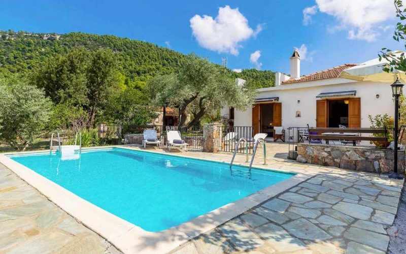 Villa with swimming pool close to Panormos beach