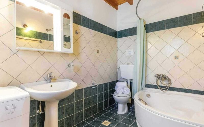 Villa with swimming pool close to Panormos beach The Bathroom
