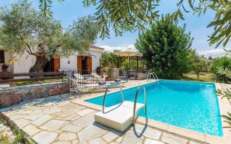 Villa with swimming pool close to Panormos beach The pool