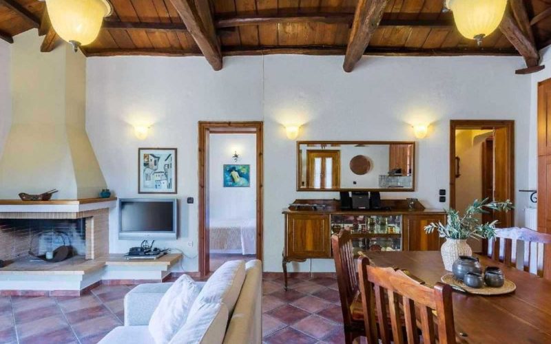 Villa with swimming pool close to Panormos beach The Living/dining room