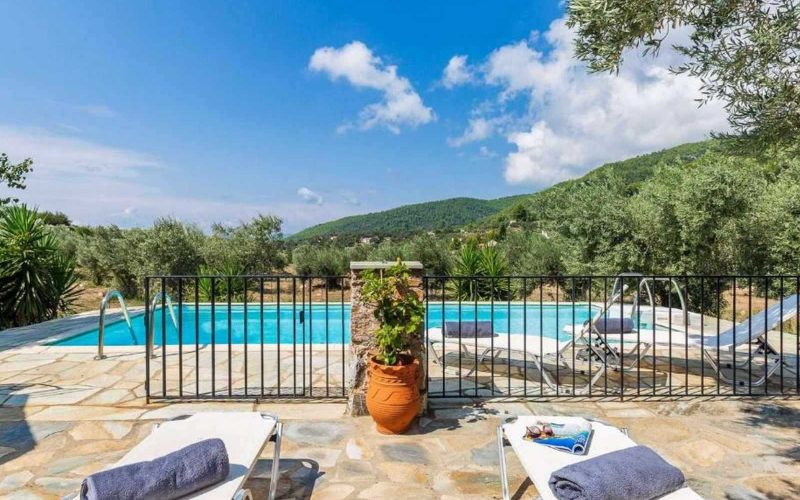Villa with swimming pool close to Panormos beach The pool area