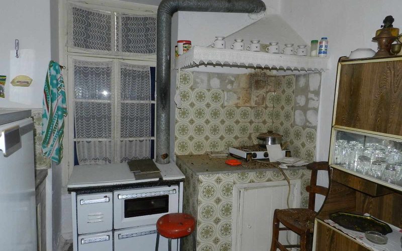 Traditional old property in Skopelos Town with private yard Kitchen