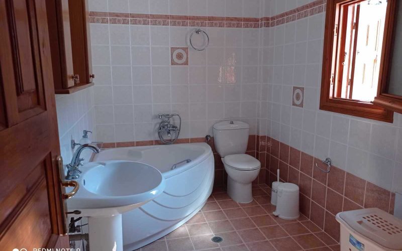 Apartment and studios for sale in Stafilos area Apartment bathroom