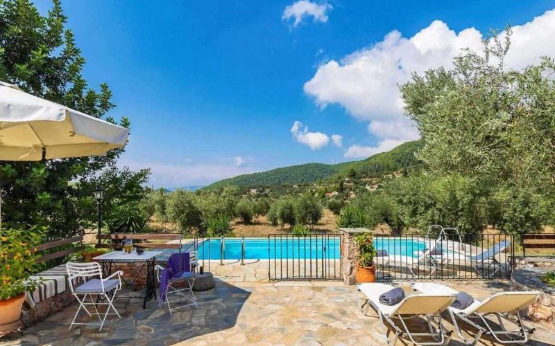Villa with swimming pool close to Panormos beach The pool area