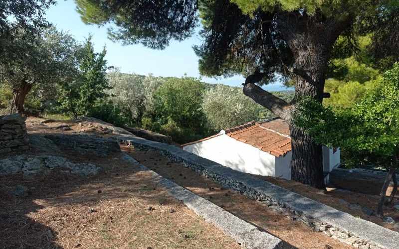 Complexe of cottages to renovate in Pefkias with views