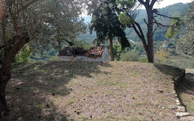 Complexe of cottages to renovate in Pefkias with views
