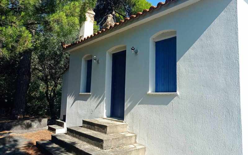 Traditional cottage in spacious olive grove close to Panormos beach Second entrance