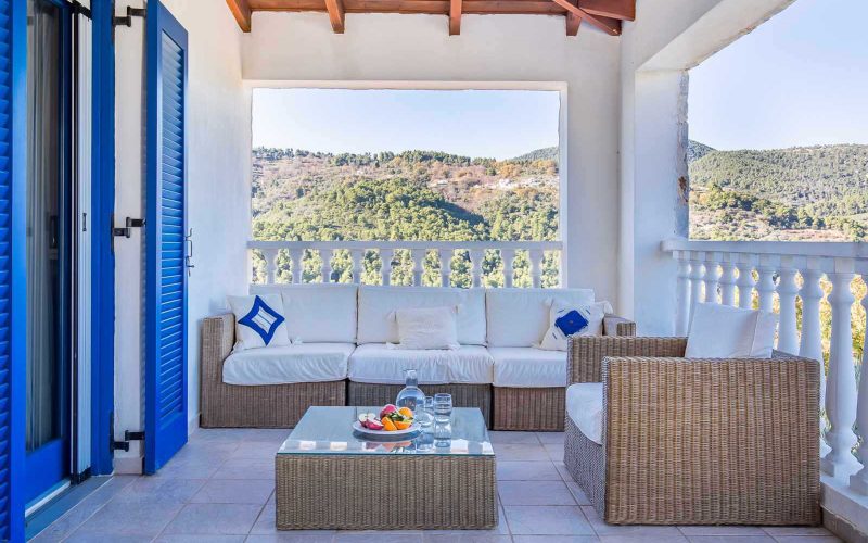 Private villa with swimming pool and spacious land Terrace
