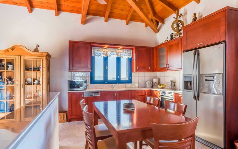 Private villa with swimming pool and spacious land Dining room