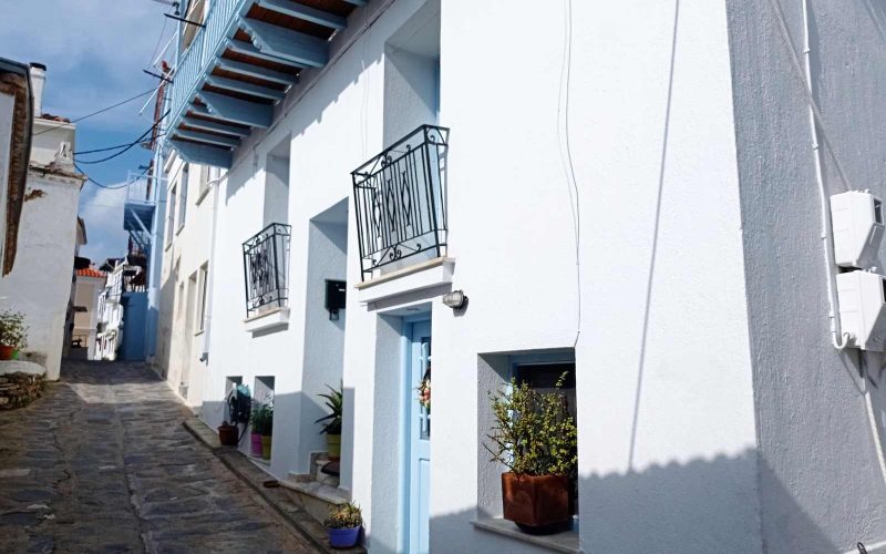 Three floor property and a ruin in the centre of Skopelos Town