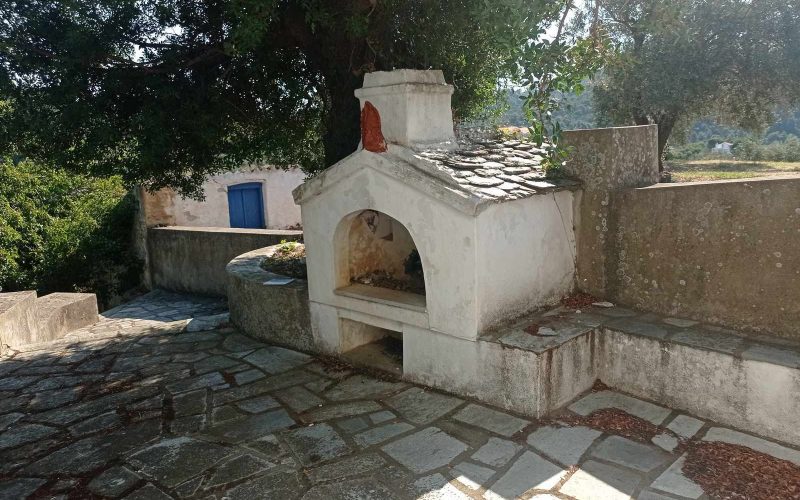 Traditional cottage in spacious olive grove close to Panormos beach BBQ