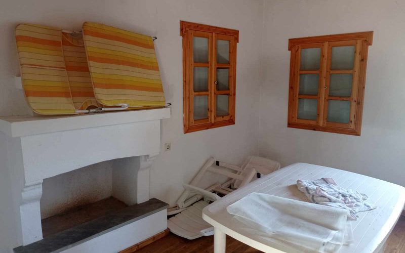 Traditional cottage in spacious olive grove close to Panormos beach Living room area