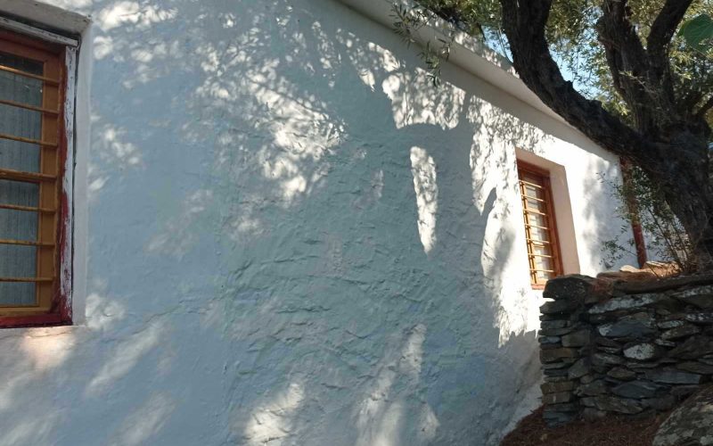 Complexe of cottages to renovate in Pefkias with views