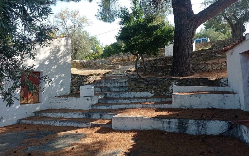 Complexe of cottages to renovate in Pefkias with views
