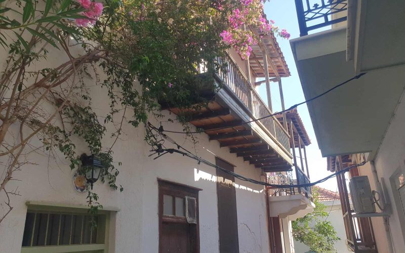 Skopelos Town house to renovate with terrace and yard