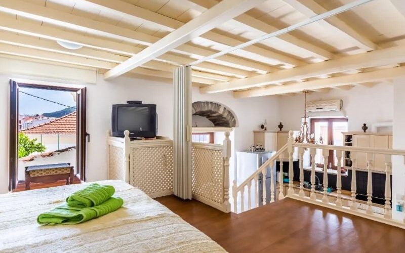 Luxurious Skopelos Town house with private yard